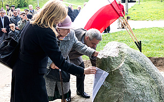 Politycy i sympatycy PiS odsłonili pamiątkowy obelisk